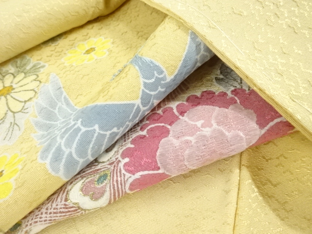  孔雀に菊・牡丹模様刺繍訪問着